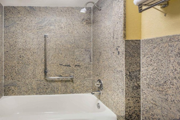 Days Inn by Wyndham Asheville/Mall image 19