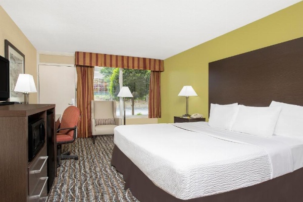 Days Inn by Wyndham Asheville/Mall image 25